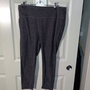 Thick cropped Victoria’s Secret gray leggings w/ pockets in a size extra large